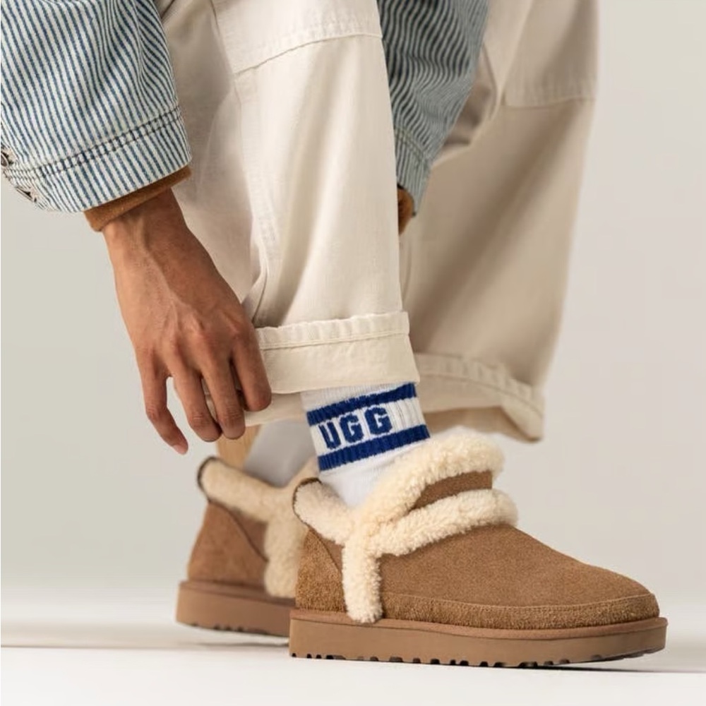 UGG
Classic Ultra Mini Spillseam Genuine
Shearling Bootie-Sand
$170 SZ 9 gently